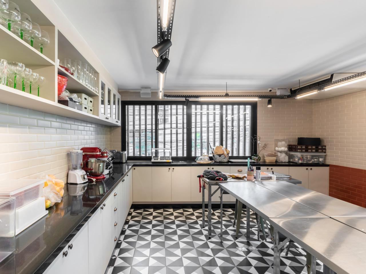 Armário balcão para cozinha industrial com acabamento em madeira escura