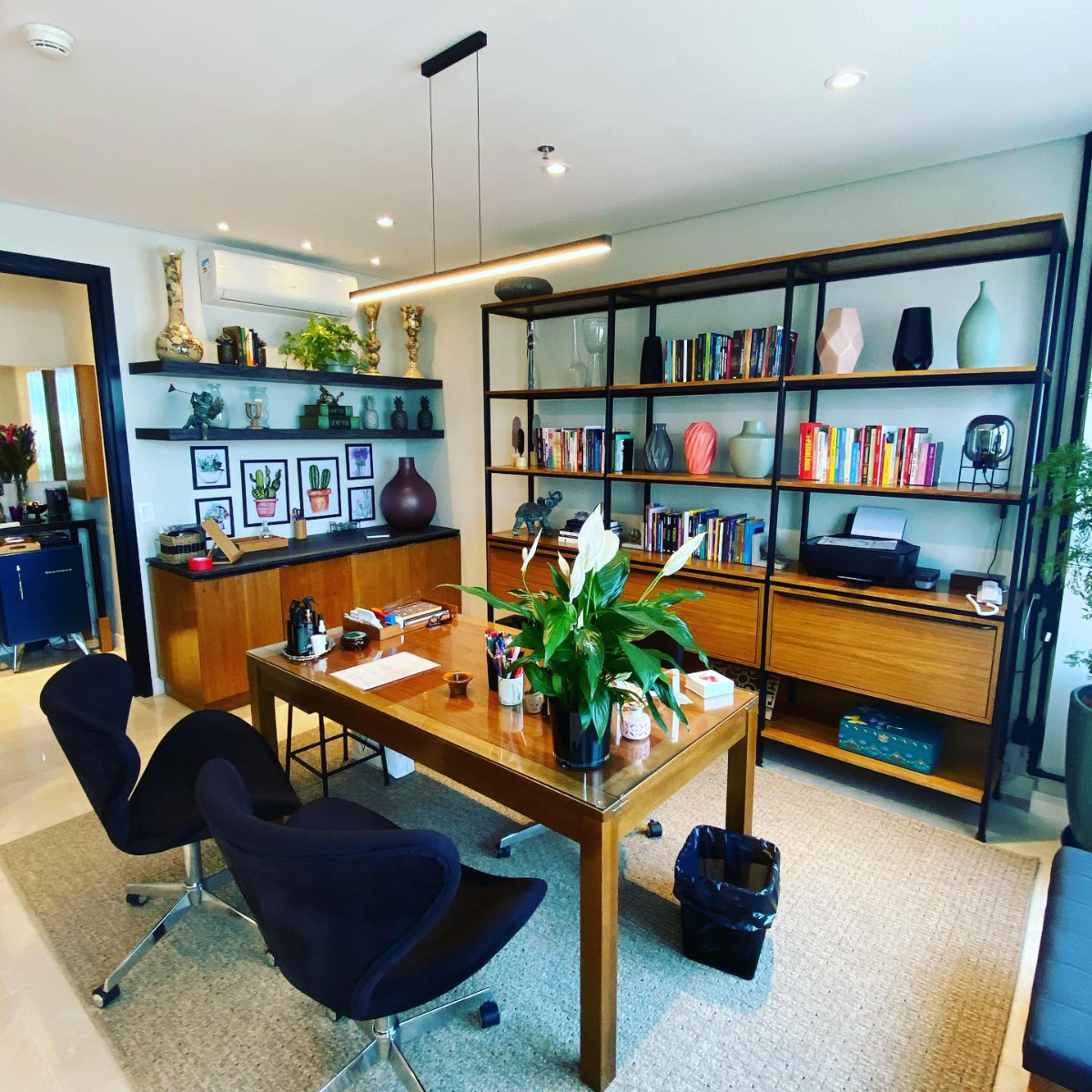 Escritório executivo com móveis de imbuia e detalhes metálicos