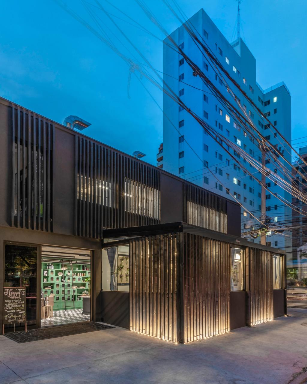 Fachada de restaurante personalizada com madeira de demolição