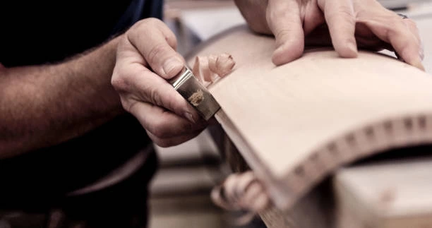 Marceneiro experiente trabalhando em sua oficina