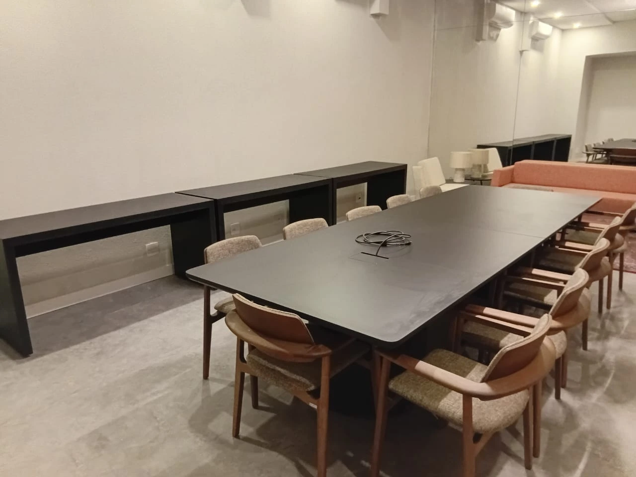 Mesa de reunião ampla feita em MDF naval com bordas arredondadas