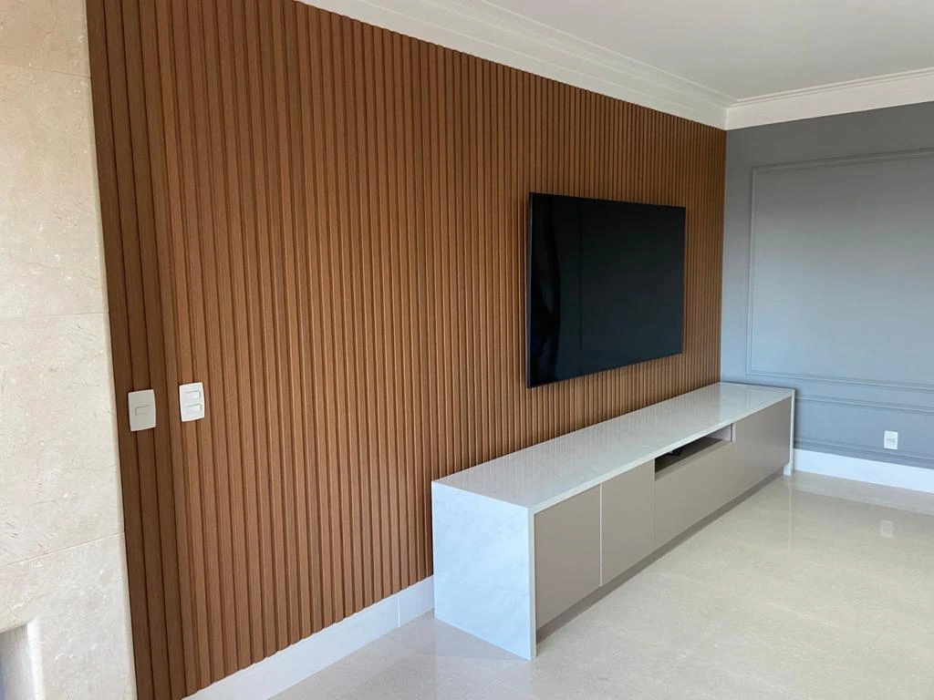 Painel ripado de TV com rack off-white para sala de estar